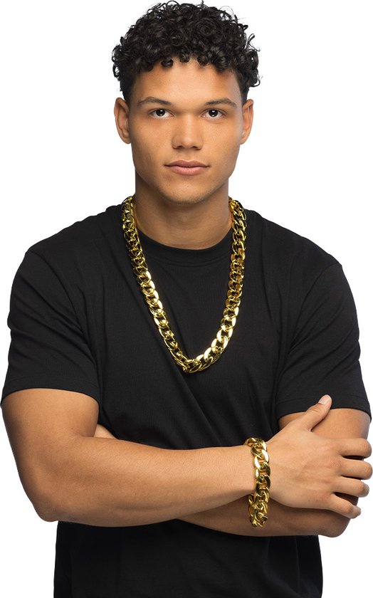Man met zwarte t-shirt, gouden dikke schakelketting en armband.