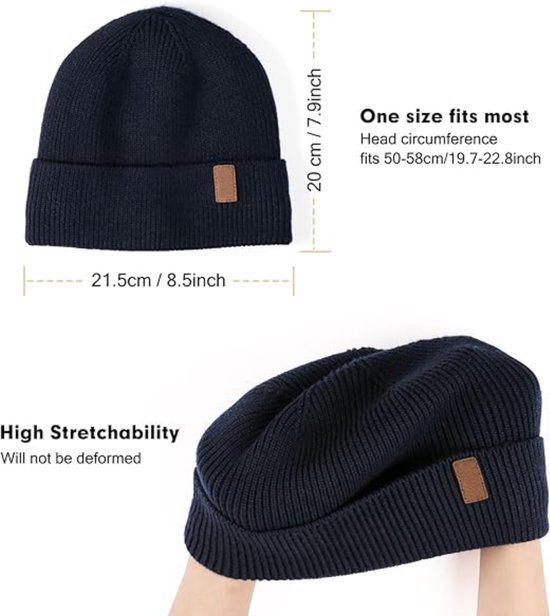 Donkerblauwe gebreide beanie met bruin label. Afmetingen 21.5cm breed en 20cm hoog.