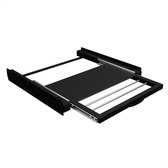 Zwarte, uittrekbare plank van een stapelkit voor wasmachine en droger.