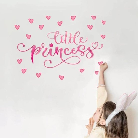 Fille avec des oreilles de lapin collant un cœur rose sur un mur avec un sticker mural 'Little Princess'.
