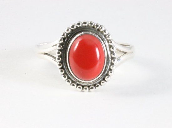 Bague en argent avec une grande pierre de corail rouge brillante, monture argentée avec bordure perlée.