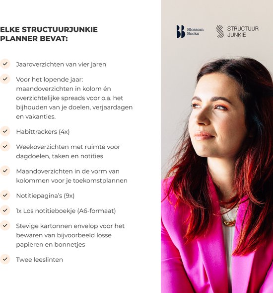 Model met lange, roodbruine haren draagt een felroze blazer en kijkt peinzend naar rechts. Tekst "ELKE STRUCTUURJUNKIE PLANNER BEVAT:".