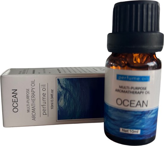 Amberkleurig flesje met bruine dop, met label 'OCEAN MULTI-PURPOSE AROMATHERAPY OIL'. Naast de doos met oceaanafbeelding.