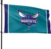 Charlotte Hornets vlag wapperend aan een zwarte vlaggenmast, met teamlogo op turquoise achtergrond.