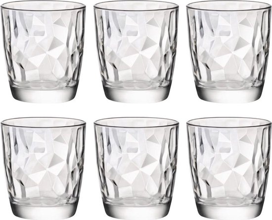 Six verres avec un motif diamant, disposés en deux rangées de trois.