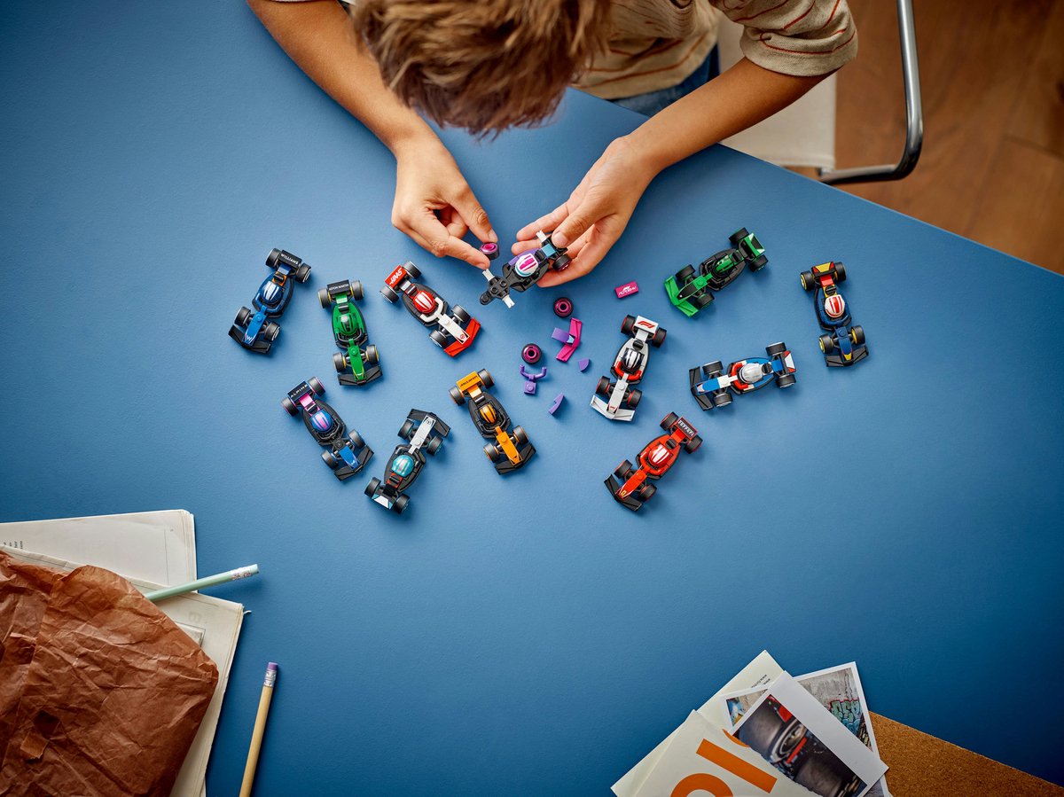 F1 raceauto collectibles, 1 van de 12 willekeurige raceauto's - 71049 van LEGO — cadeau in Hobby - foto 4
