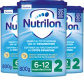 Trois boîtes bleues de lait de suite Nutrilon 2, avec le logo "Certified B Corporation" et le chiffre 2.