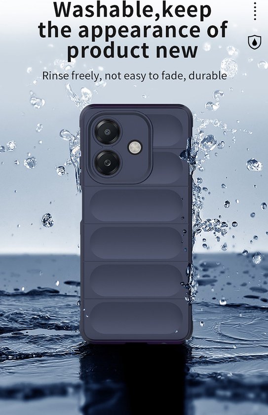 Paarse telefoonhoes met ribbelpatroon, in water om de wasbaarheid aan te tonen.