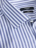 Detailopname van de kraag van een blauw-wit gestreept Jack & Jones Premium Slim overhemd.