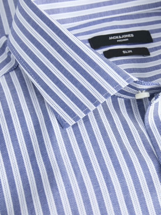 Detailopname van de kraag van een blauw-wit gestreept Jack & Jones Premium Slim overhemd.