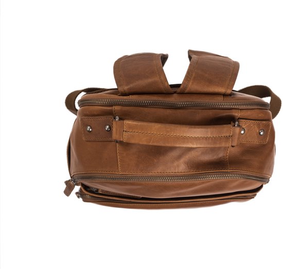Bovenaanzicht van een cognac leren rugzak met handvat en schouderbanden.