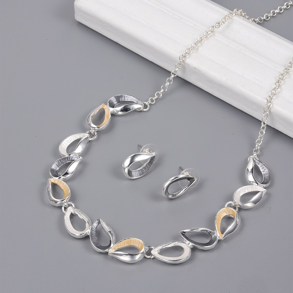 Set - Ketting met oorbellen - Gebogen vorm - Kleur - roomwit - grijs - L 42 cm + 7 cm verlengkettinkje - Oor stekkers. Past bij elke outfit.