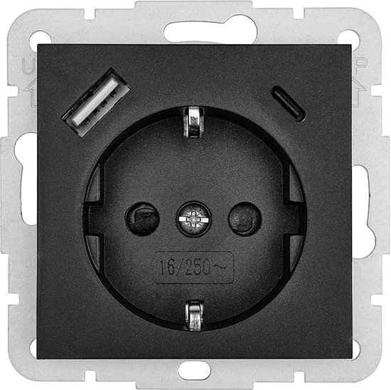 Zwarte wandcontactdoos met aardpen, USB-A en USB-C poort, gemonteerd op een metalen frame.