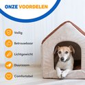 Een Jack Russell terrier zit in een hondenmand. Naast de mand staan iconen die 'Veilig', 'Betrouwbaar', 'Lichtgewicht', 'Duurzaam' en 'Comfortabel' aangeven.