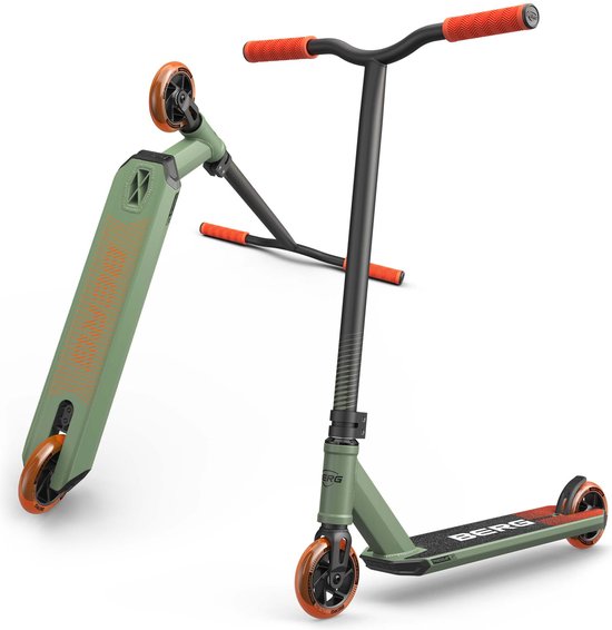Twee groene steps met oranje accenten, één liggend en één staand.