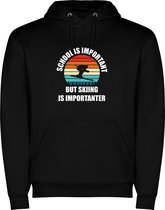 Zwarte unisex hoodie met “ Kleurrijke School belangrijk maar Skien meer - Sneeuw – Wintersport “ Print Full Color Color merk Roly maat S
