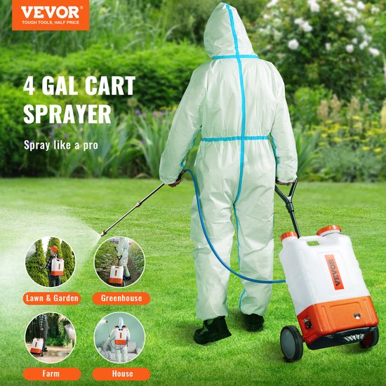 Persoon in beschermend pak met VEVOR 4 GAL CART SPRAYER in de tuin, gazon, kas, boerderij en huis.