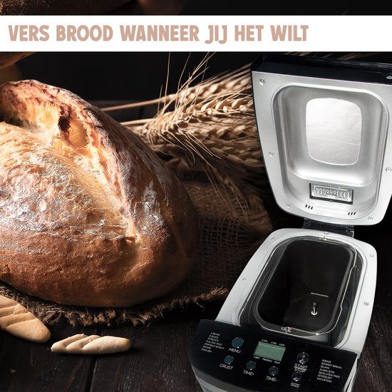 Gouden, versgebakken brood met een knapperige korst, naast een open broodmachine met een zilveren interieur.