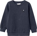 Donkerblauwe trui met V-hals en een zwart rond label met witte opdruk.