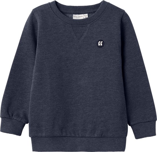 Donkerblauwe trui met V-hals en een zwart rond label met witte opdruk.