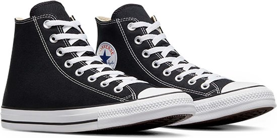 Zwarte Converse Chuck Taylor All Star sneakers met witte veters en zolen.