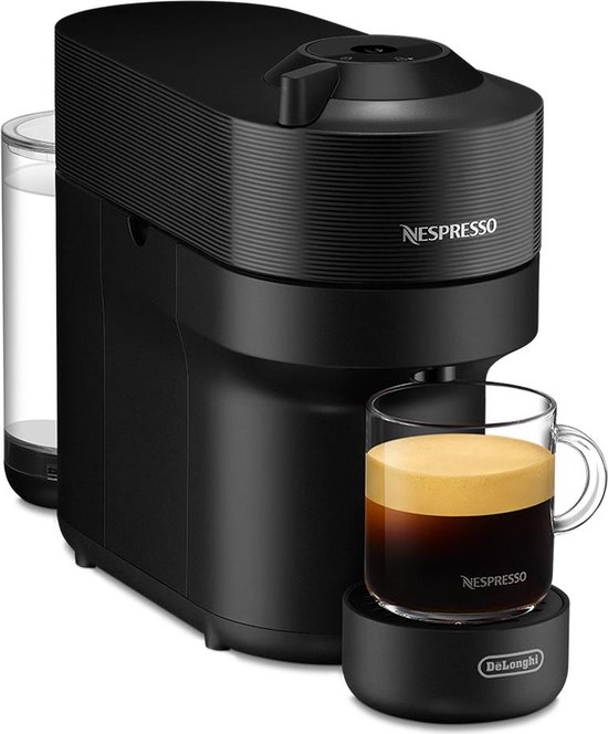 Zwarte Nespresso Vertuo Pop koffiecupmachine met een glas koffie.