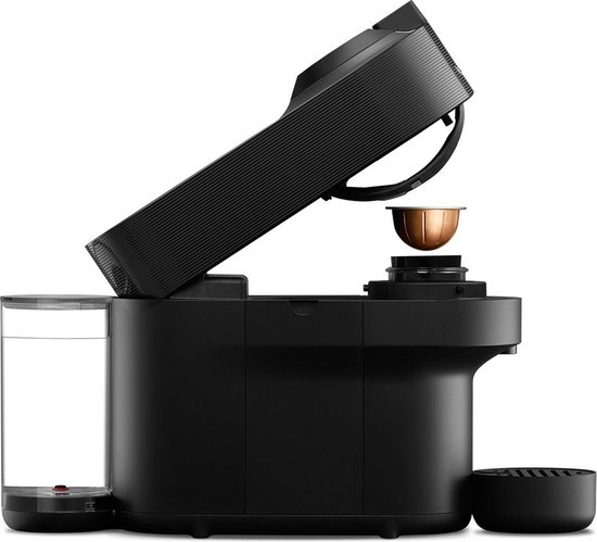 Zwarte Nespresso Vertuo Pop machine met de kop geopend, een capsule wordt geplaatst.