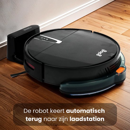Zwarte Gologi robotstofzuiger die automatisch terugkeert naar zijn zwarte laadstation op een houten vloer, met een deel van de dweilaccessoire zichtbaar.