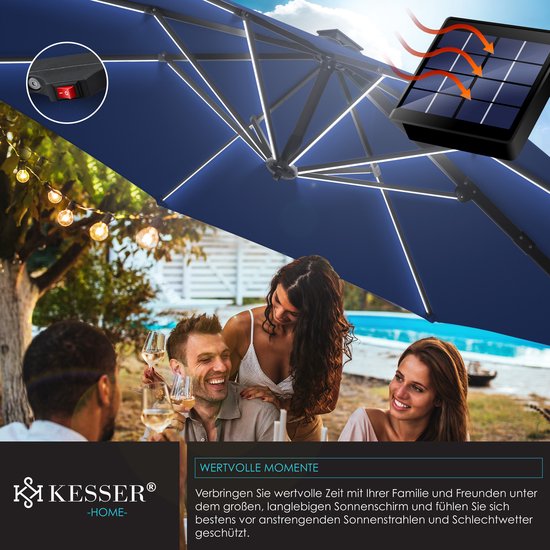 Donkerblauwe zweefparasol met LED-verlichting en zonnepaneel, staat boven een gezellig buitenfeest.