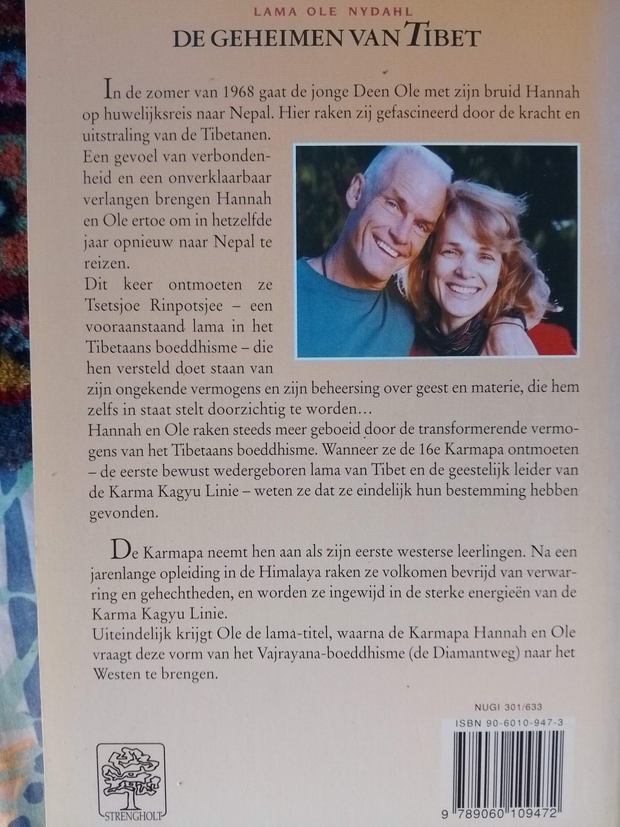 Tekst over Lama Ole Nydaal en De geheimen van Tibet, met foto van een lachend echtpaar.