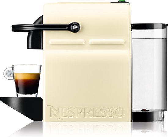 Machine à café à capsules Nespresso Inissia crème avec une tasse d'expresso et réservoir d'eau.
