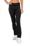 Dames trainingsbroek zwart met trekkoord, ritszakken met witte bies en witte sneakers.