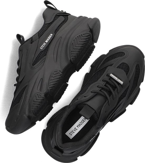 Set van twee zwarte Steve Madden sneakers met mesh en dikke zolen, gezien vanuit de bovenkant.