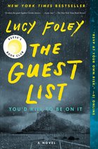 Boek "The Guest List" van Lucy Foley, met gele tekst, Reese's Book Club logo, en een kasteel op een regenachtige achtergrond.
