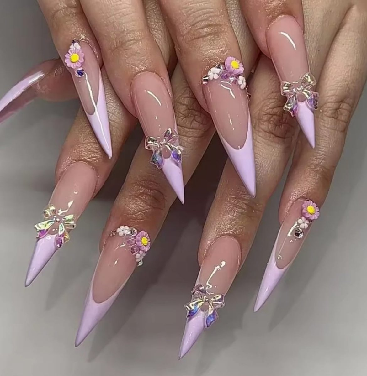 Goedkoopste Nep nagels - Plak nagels - 24 stuks - Stiletto shape - Roze french - Strikjes bloemen - Kunstnagels - Press on nails - Coffin shape nails - Lange nagels