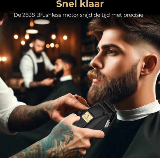 Man met baard wordt getrimd met een zwarte tondeuse door een kapper in een salon.