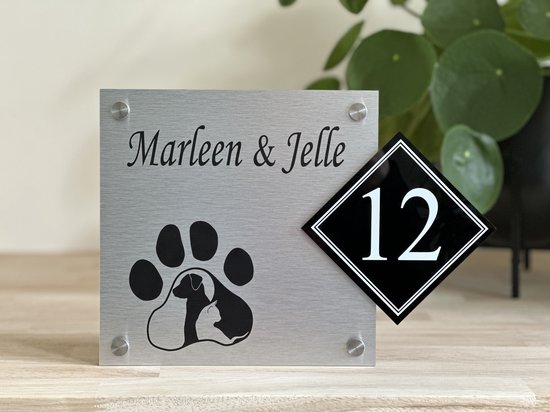 Porte avant de la plaque signalétique avec une patte de chien contenant un chien et un chat