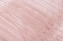 Detail van roze stof met diagonale ribbels en zachte pluisjes.