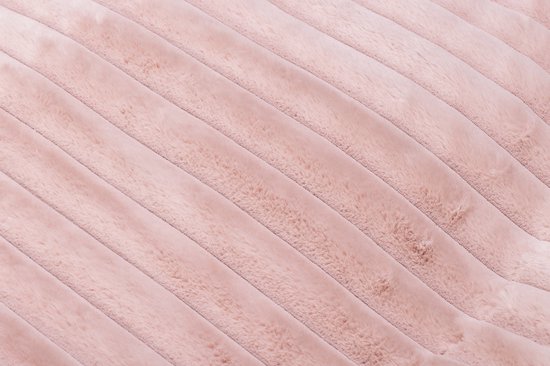 Detail van roze stof met diagonale ribbels en zachte pluisjes.