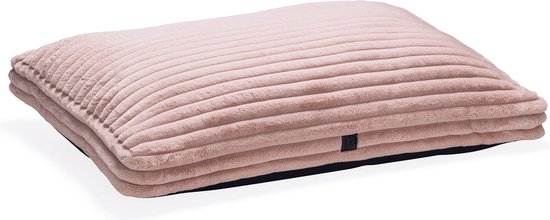 Roze hondenkussen met ribbeltextuur en een zwart label, op een witte achtergrond.