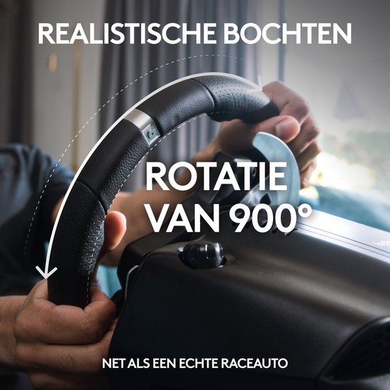 Close-up van handen die een zwart racestuur met lederen grip draaien. Toont 900° rotatie voor realistische bochten.
