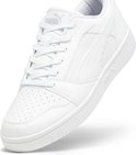 Witte Puma sneaker met Puma logo op de zijkant en vetersluiting.