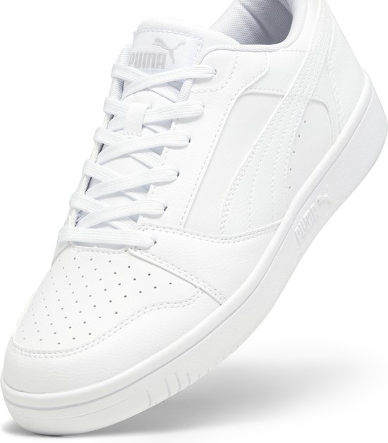 Witte Puma sneaker met Puma logo op de zijkant en vetersluiting.