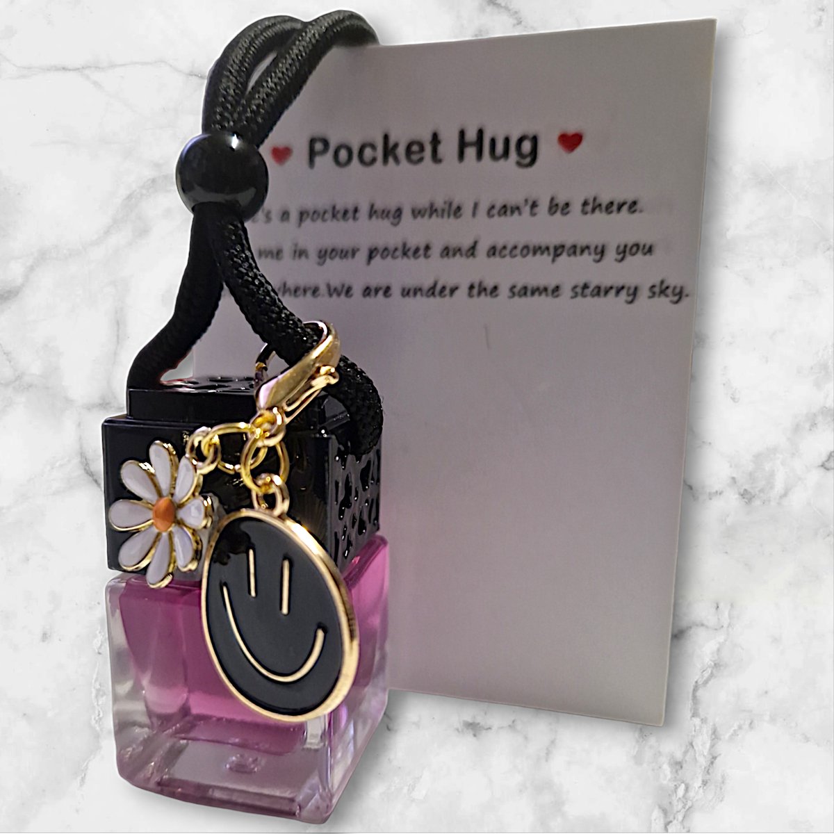 Goedkoopste Autoparfum Smiley | met BLACK Pocket HUG | La vie Scent | 8ml | Wenskaart | Geïnspireerd | Dupe | Car Perfume | Autogeur | Auto parfum | Autogeurtje | Luchtverfrisser | Auto Geurverfrisser | Kerstcadeau | Bedankt cadeautje | Verjaardagscadeau
