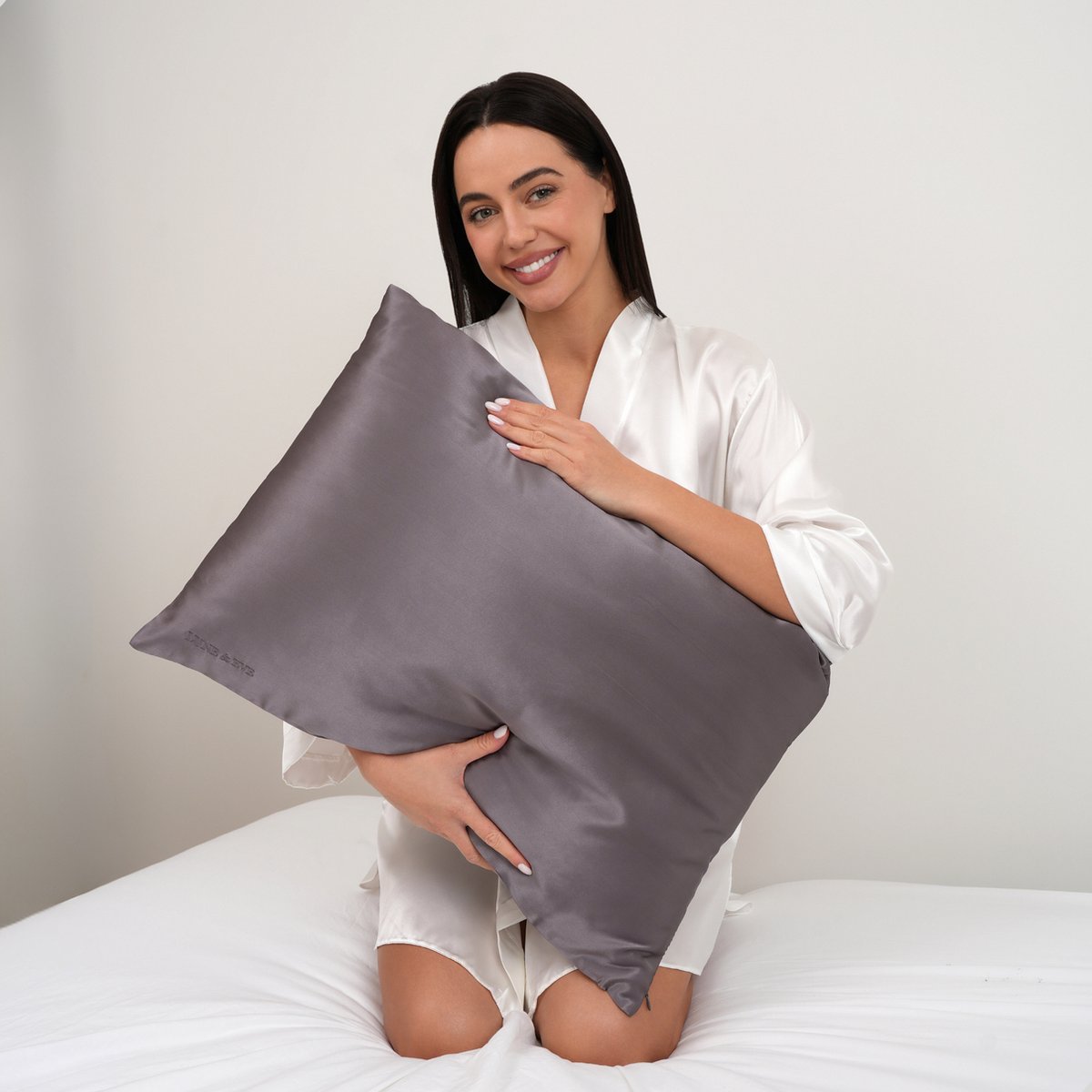 Lune & Eve® Premium Zijden Kussensloop – 23 Momme 6A Mulberry Silk – Hypoallergeen & Antibacterieel – Beauty Pillow voor Huid & Haar – Antraciet – 60 x 70 cm — cadeau in Wonen & Interieur - foto 3