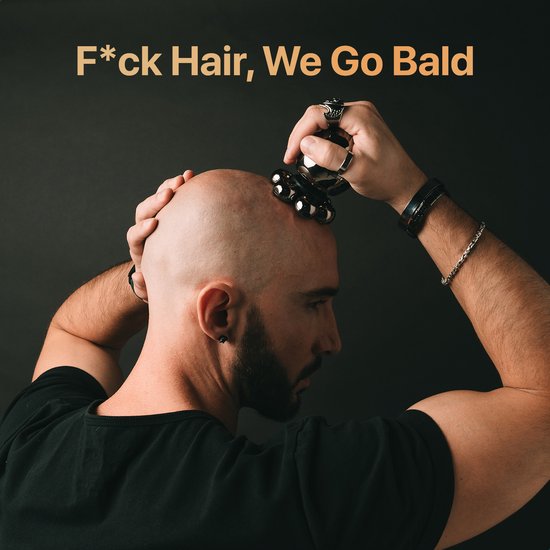 Man scheert zijn hoofd met de Skull Master scheerapparaat. De tekst 'F*ck Hair, We Go Bald' staat in beeld.