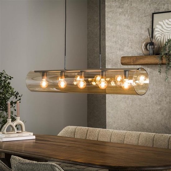Hanglamp met amberkleurige glazen cilinder, 5 gloeilampen boven een houten tafel.