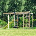 Houten klimtoestel met limoengroene glijbaan, schommels, klimnet, touwladder en basket schommel buiten.