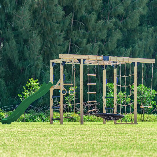 Compleet houten klimtoestel met groene glijbaan, schommels, monkey bars, klimnet en ladders in een gazon.