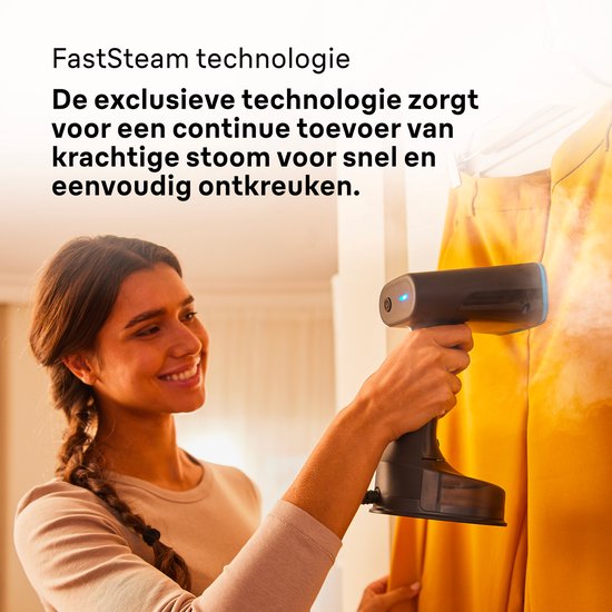 Vrouw gebruikt zwarte Braun kledingstomer met blauwe accenten op geel kledingstuk.